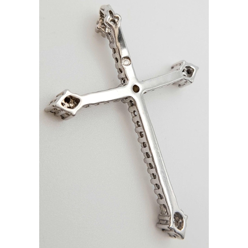 881 - A STERLING SILVER STONE SET CROSS - 2.4G