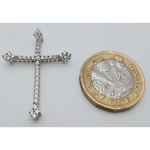 881 - A STERLING SILVER STONE SET CROSS - 2.4G