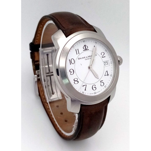 95 - A BAUME & MERCIER GENTS QUARTZ WATCH IN STAINLESS STEEL, BROWN LEATHER STRAP , DATE BOX AND WHITE DI... 