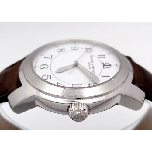 95 - A BAUME & MERCIER GENTS QUARTZ WATCH IN STAINLESS STEEL, BROWN LEATHER STRAP , DATE BOX AND WHITE DI... 