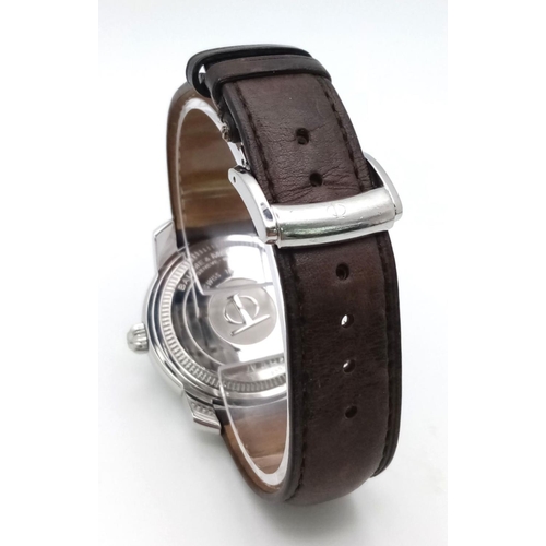 95 - A BAUME & MERCIER GENTS QUARTZ WATCH IN STAINLESS STEEL, BROWN LEATHER STRAP , DATE BOX AND WHITE DI... 