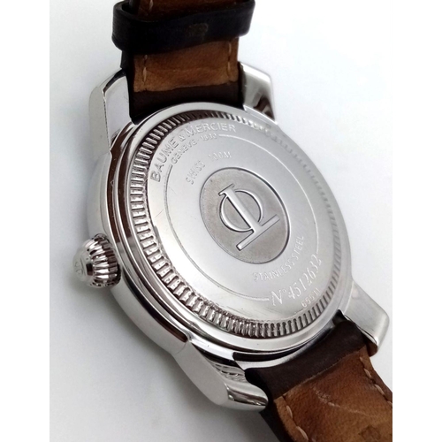 95 - A BAUME & MERCIER GENTS QUARTZ WATCH IN STAINLESS STEEL, BROWN LEATHER STRAP , DATE BOX AND WHITE DI... 