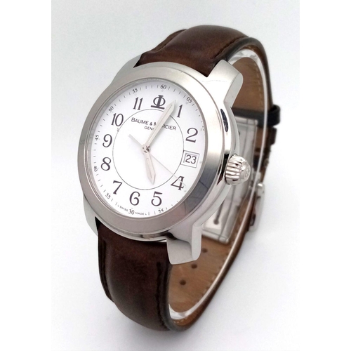 95 - A BAUME & MERCIER GENTS QUARTZ WATCH IN STAINLESS STEEL, BROWN LEATHER STRAP , DATE BOX AND WHITE DI... 