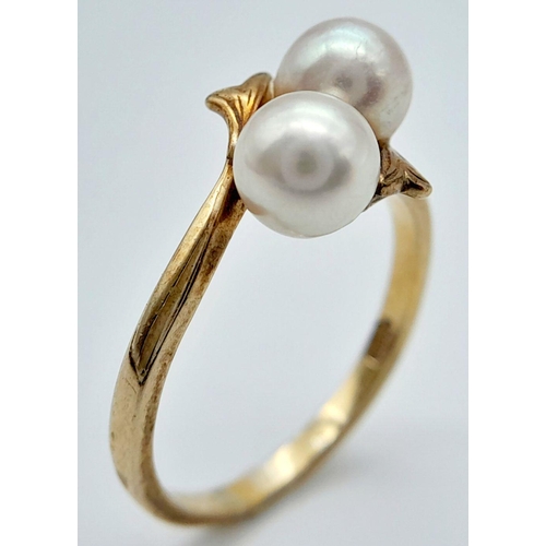 212 - A 9K GOLD CROSSOVER STYLE RING WITH TWIN PEARL TOP .     2.3gms   size N