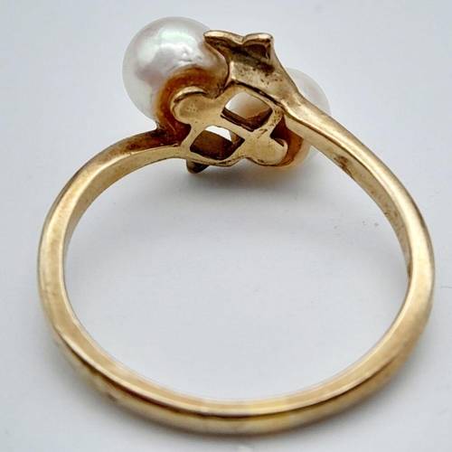 212 - A 9K GOLD CROSSOVER STYLE RING WITH TWIN PEARL TOP .     2.3gms   size N