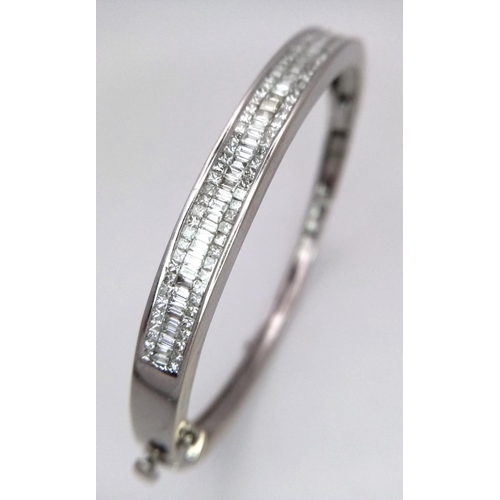 29 - A 14K White Gold Bracelet Decorated with 92 Princess cut Diamonds and 50 Baguette cut Diamonds - 1.4... 