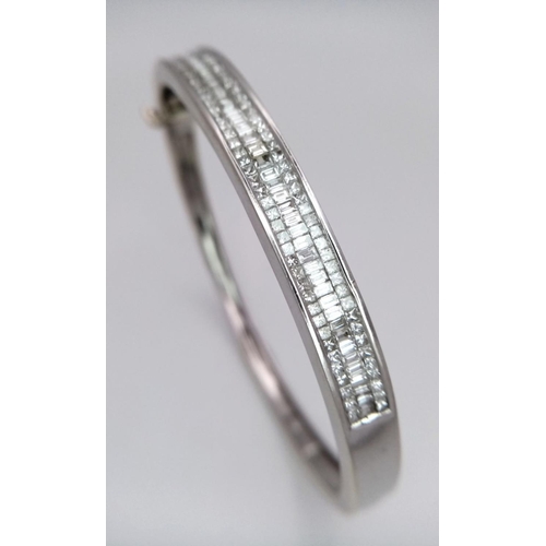 29 - A 14K White Gold Bracelet Decorated with 92 Princess cut Diamonds and 50 Baguette cut Diamonds - 1.4... 