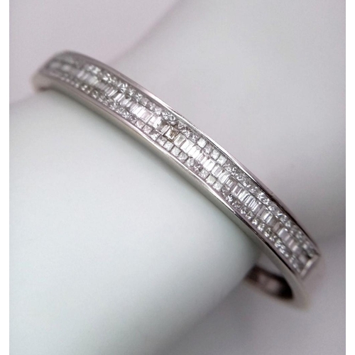 29 - A 14K White Gold Bracelet Decorated with 92 Princess cut Diamonds and 50 Baguette cut Diamonds - 1.4... 