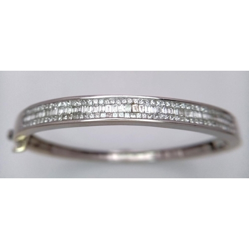 29 - A 14K White Gold Bracelet Decorated with 92 Princess cut Diamonds and 50 Baguette cut Diamonds - 1.4... 