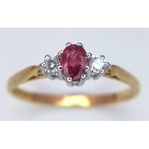 720 - A 9K YELLOW GOLD DIAMOND & RUBY 3 STONE RING. 1.2G. SIZE M.