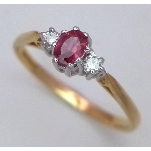 720 - A 9K YELLOW GOLD DIAMOND & RUBY 3 STONE RING. 1.2G. SIZE M.