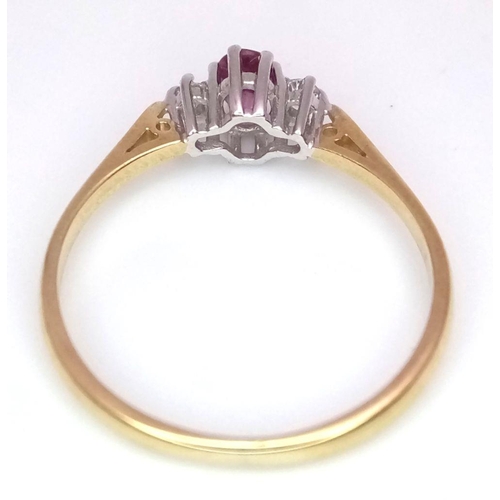 720 - A 9K YELLOW GOLD DIAMOND & RUBY 3 STONE RING. 1.2G. SIZE M.