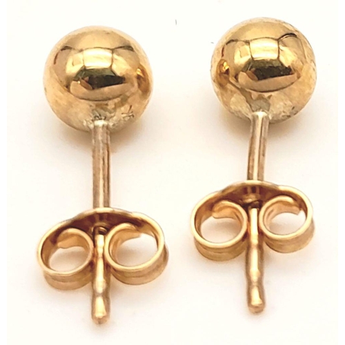 762 - A PAIR OF 9K YELLOW GOLD BALL STUD EARRINGS. 0.4G