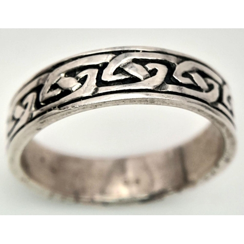 860 - A STERLING SILVER CELTIC DESIGN BAND RING - 7G. SIZE Z