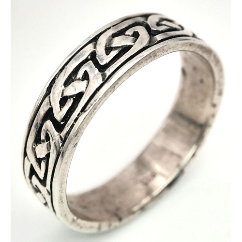 860 - A STERLING SILVER CELTIC DESIGN BAND RING - 7G. SIZE Z