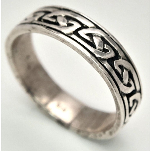 860 - A STERLING SILVER CELTIC DESIGN BAND RING - 7G. SIZE Z