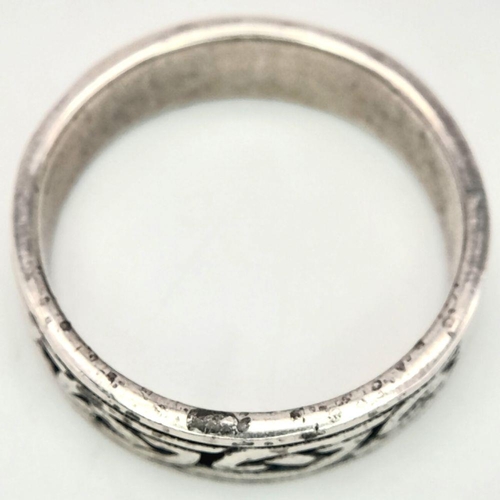 860 - A STERLING SILVER CELTIC DESIGN BAND RING - 7G. SIZE Z