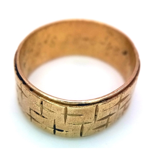 879 - A Vintage 9K Yellow Gold Band Ring. Geometric decoration. 7mm width. Size O. 4.3g weight.