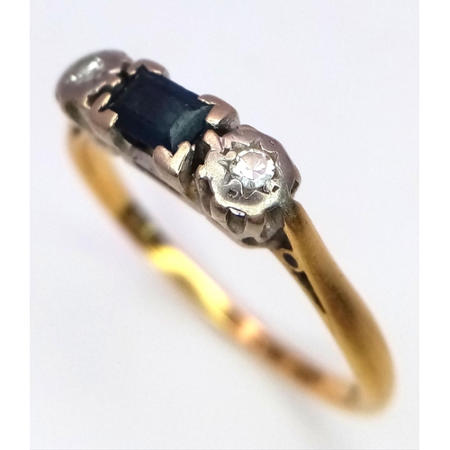 895 - AN 18K YELLOW GOLD DIAMOND AND SAPPHIRE THREE STONE RING. 2.6G. SIZE Q.