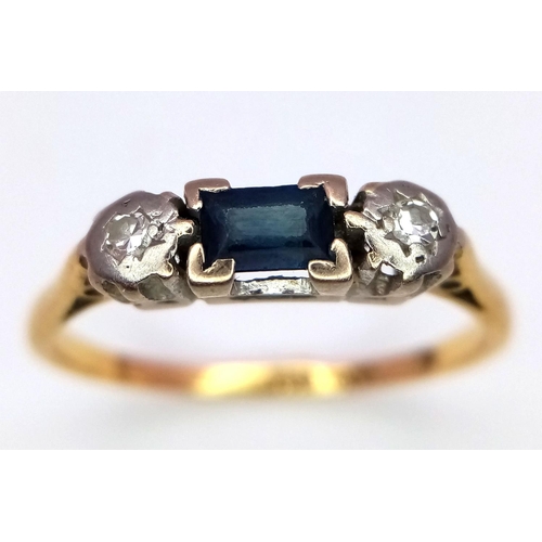 895 - AN 18K YELLOW GOLD DIAMOND AND SAPPHIRE THREE STONE RING. 2.6G. SIZE Q.