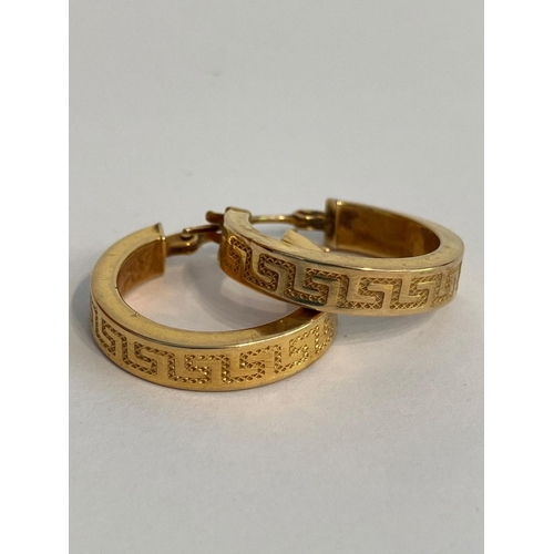 553 - 9 carat GOLD HOOP EARRINGS with GREEK KEY DESIGN. 2.0 grams. 2 cm diameter.