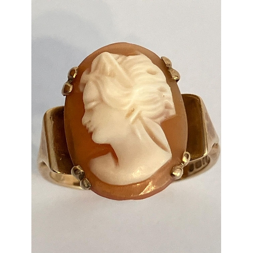 588 - Beautiful classic 9 Carat GOLD CAMEO RING. Full UK Hallmark. Complete with Ring Box. 4 grams. Size O... 