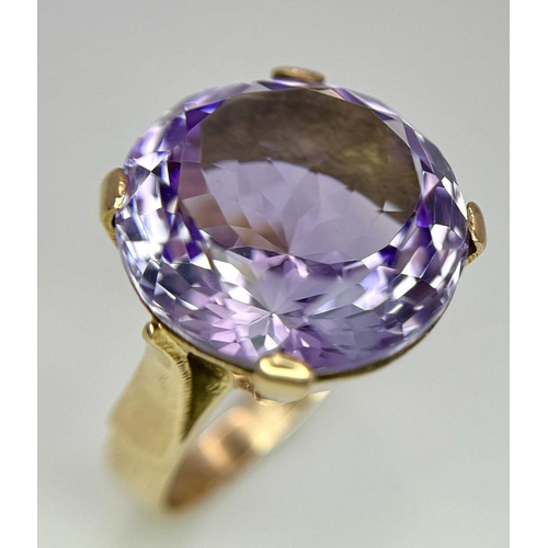 401 - A Gorgeous 18K Yellow Gold and Amethyst Ring. A clean, well faceted large round cut amethyst is the ... 