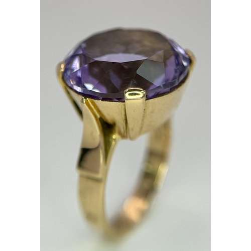 401 - A Gorgeous 18K Yellow Gold and Amethyst Ring. A clean, well faceted large round cut amethyst is the ... 