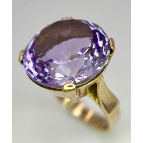 401 - A Gorgeous 18K Yellow Gold and Amethyst Ring. A clean, well faceted large round cut amethyst is the ... 