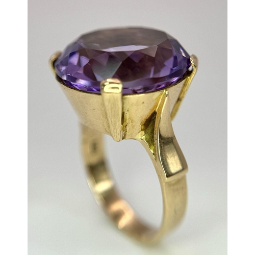 401 - A Gorgeous 18K Yellow Gold and Amethyst Ring. A clean, well faceted large round cut amethyst is the ... 