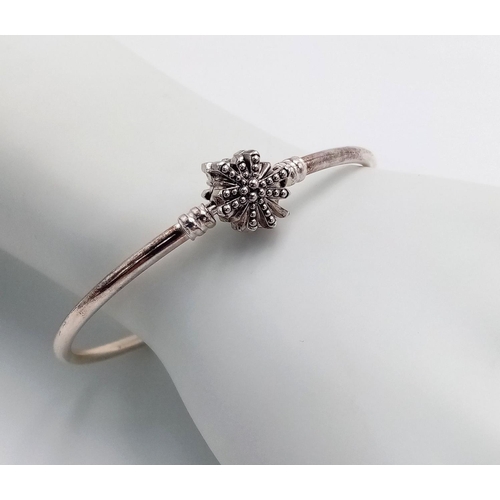 816 - A PANDORA STERLING SILVER STONE SET CLASPED BANGLE 10G , APPROX 6.5CM DIAMETER.

SC 9085