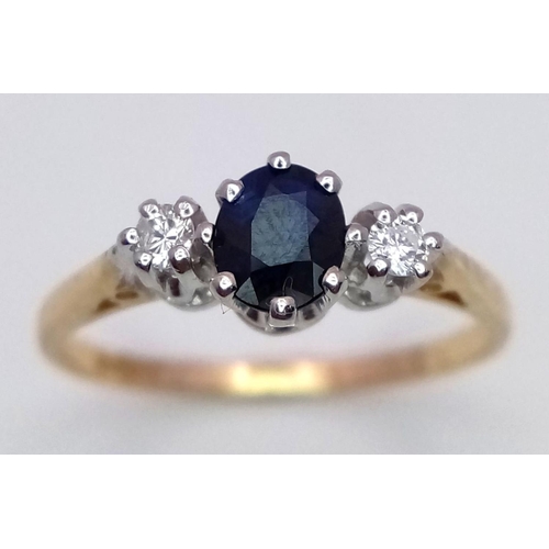 758 - A 9K YELLOW GOLD DIAMOND & SAPPHIRE 3 STONE RING - 1.3G. SIZE L