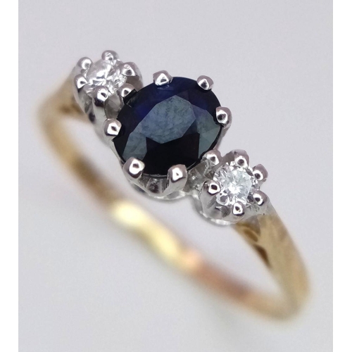 758 - A 9K YELLOW GOLD DIAMOND & SAPPHIRE 3 STONE RING - 1.3G. SIZE L