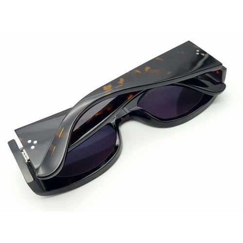 410 - A Pair of Designer Ace and Tate Asia Sunglasses in Mulberry Tree.