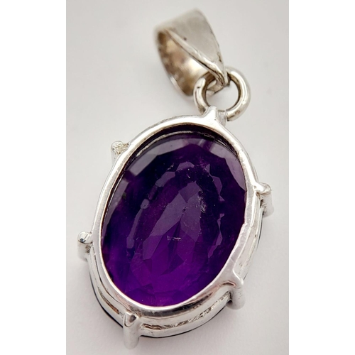 474 - A Sterling Silver Amethyst Pendant. Size approx: 33mm x 15mm. Total weight: 6.60g.

ref: VO 1506