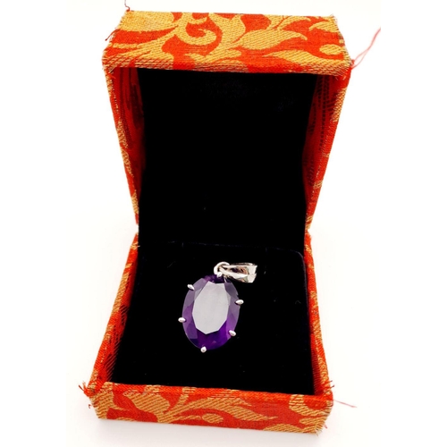 474 - A Sterling Silver Amethyst Pendant. Size approx: 33mm x 15mm. Total weight: 6.60g.

ref: VO 1506