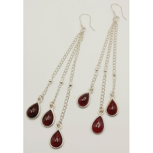 500 - A Sterling Silver Garnet Earrings. Approx: 11.5xm drop. Total weight: 11.60g. ref: HV 2309