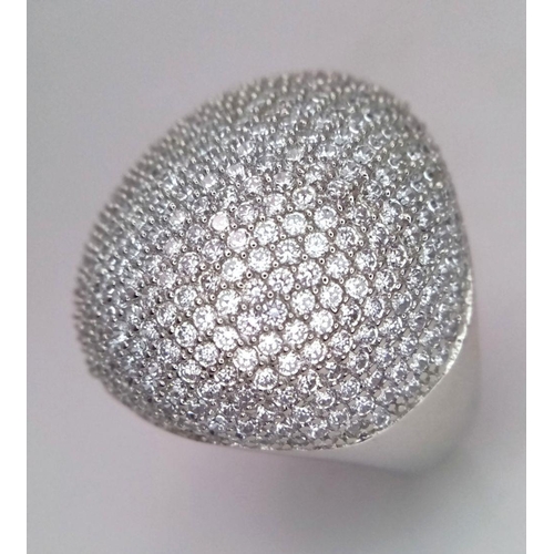 604 - A 925 Sterling Silver Glitterball Ring. Size M. 17g