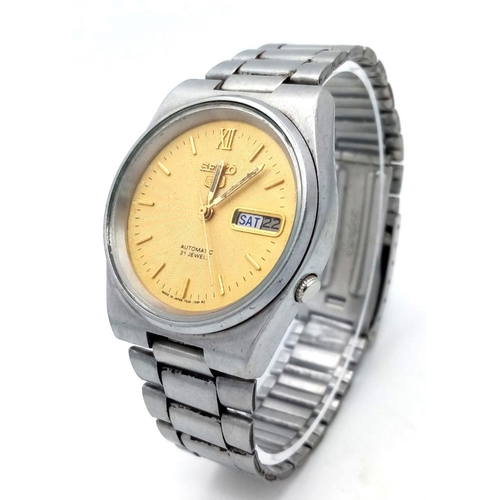 752 - A Vintage Seiko 5 - 21 Jewels Automatic Gents Watch. Stainless steel bracelet and case - 36mm. Gold ... 