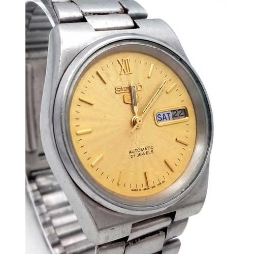 752 - A Vintage Seiko 5 - 21 Jewels Automatic Gents Watch. Stainless steel bracelet and case - 36mm. Gold ... 