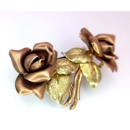 10 - A Vintage 14K Yellow and Rose Gold Floral Brooch. Twin rose decoration. 3cm. 4.4g