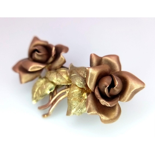 10 - A Vintage 14K Yellow and Rose Gold Floral Brooch. Twin rose decoration. 3cm. 4.4g