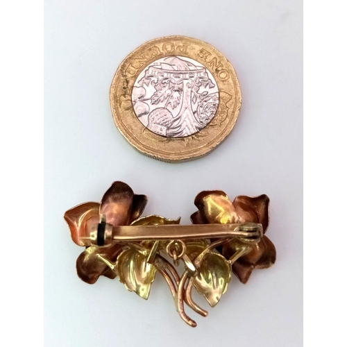 10 - A Vintage 14K Yellow and Rose Gold Floral Brooch. Twin rose decoration. 3cm. 4.4g