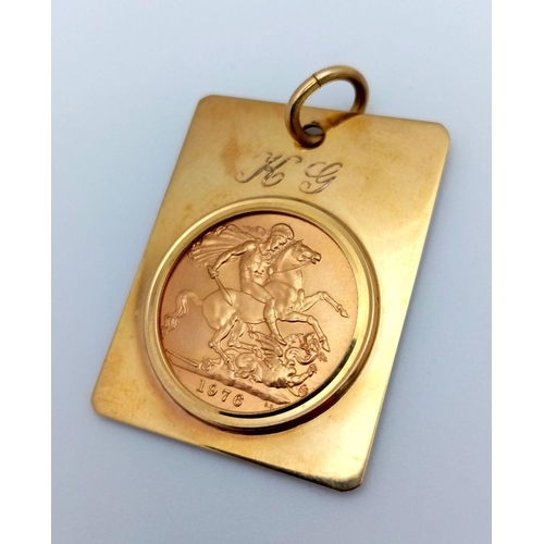 403 - A 1976 Queen Elizabeth II Full Gold Sovereign on a 9K Yellow Gold Pendant Setting. 3.5cm x 2.5cm. 13... 