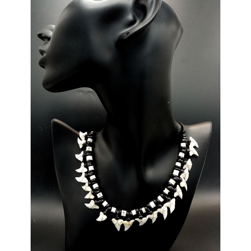 174 - Of anthropological interest: A Māori necklace consisting of shark’s teeth and spinal vertebrae. Neck... 