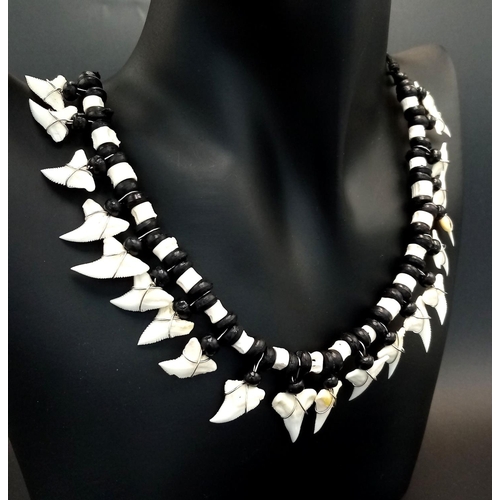 174 - Of anthropological interest: A Māori necklace consisting of shark’s teeth and spinal vertebrae. Neck... 