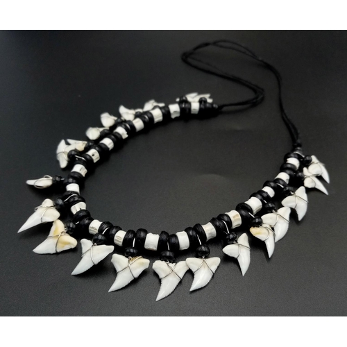 174 - Of anthropological interest: A Māori necklace consisting of shark’s teeth and spinal vertebrae. Neck... 