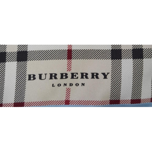 604 - A BURBERRY of London scarf, dimensions: 90 x 90 cm. ref: 17239