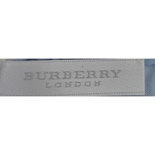 604 - A BURBERRY of London scarf, dimensions: 90 x 90 cm. ref: 17239