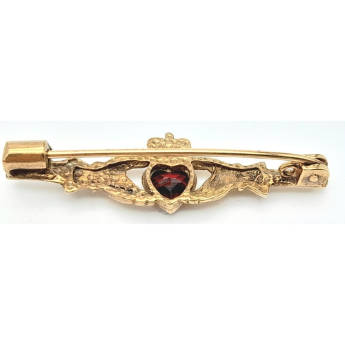 46 - An Irish Claddagh Garnet Brooch in 9K Gold. 4cm. 2.4g total weight.